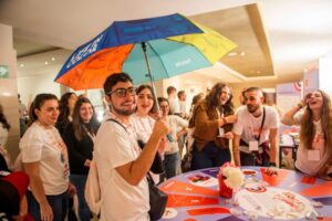Ragazzi sorridono e partecipano alle attività nella social area di #GiovanioltrelaSM 2022