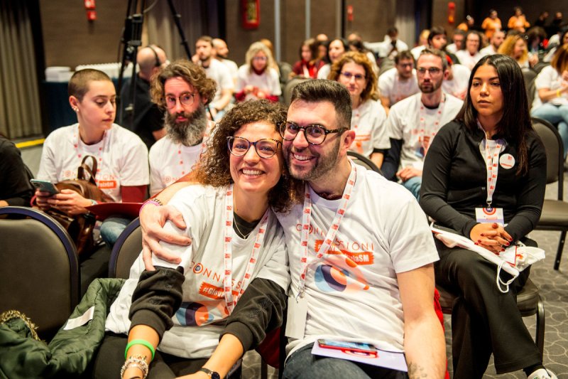 Coppia di tagazzi si abbraccia in platea a #GiovanioltrelaSM 2022 - Connessioni
