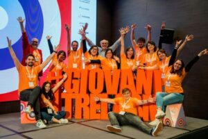 Ragazzi esultanti sul palco di #GiovanioltrelaSM 2022 - Connessioni