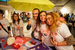 Gruppone di Ragazzi partecipano all' attività gioco dell'oca. a #GiovanioltrelaSM 2022 - Connessioni. Alzano le braccia