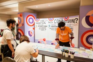 Ragazzi che partecipano al laboratorio di scrittura e disegno a #GiovanioltrelaSM 2022 sul tema cosa signifa connesione?