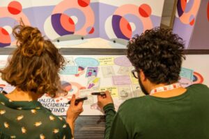 Ragazzi che partecipano al laboratorio di scrittura e disegno a #GiovanioltrelaSM 2022 sul tema cosa signifa connesione?