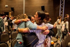 Ragazze che si abbraccianoi in un momento di condivisione a #GiovanioltrelaSM 2022