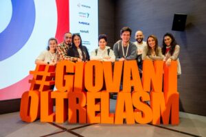 Gruppo di Ragazzi sul palco di #GiovanioltrelaSM 2022 - Connessioni.