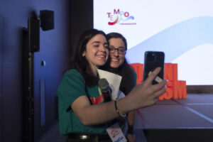 Ragazze sorridenti si fanno un selfie a #GiovanioltrelaSM - Tempo