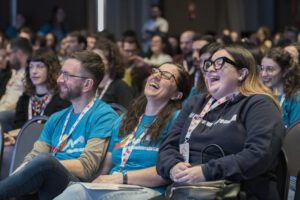 Ragazze divertire in platea ai talk di #GiovanioltrelaSM - Tempo