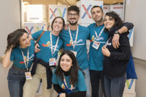 Gruppo di ragazzi sorridenti, guardano in camera a #GiovanioltrelaSM - Tempo