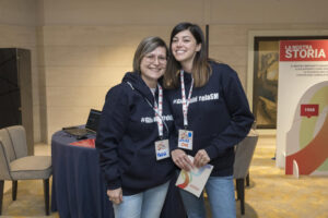 Due ragazze sorridenti, guardano in camera a #GiovanioltrelaSM - Tempo