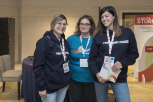 Tre ragazze sorridenti, guardano in camera a #GiovanioltrelaSM - Tempo